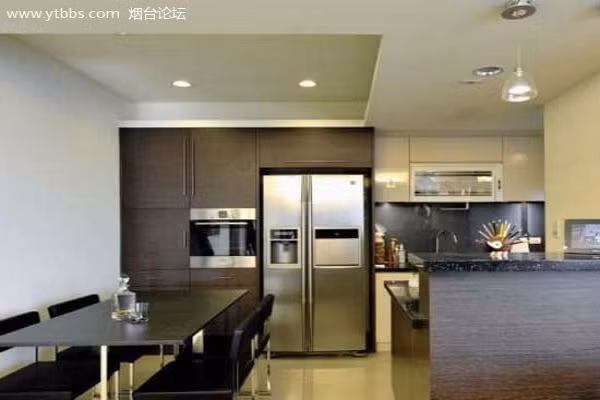 Màu sắc tương ứng với ngũ hành như: màu trắng, trắng sữa thuộc hành Kim. Màu bích, màu lục thuộc hành Mộc. Màu đen, màu xanh lam thuộc hành Thủy. Màu đỏ, màu tím thuộc hành Hỏa. Màu vàng, nâu đất thuộc hành Thổ vì thế bạn có thể lựa chọn màu của tủ lạnh tương sinh với bản mệnh của mình là được . 