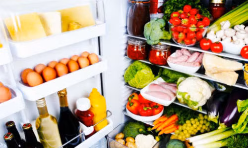 Tủ lạnh không được để trống, tủ lạnh liên quan đến thực phẩm và vấn đề ăn uống của con người vì thế thực phẩm trong tủ lạnh luôn đầy sẽ biểu thị sự đầy đủ, sung túc. 