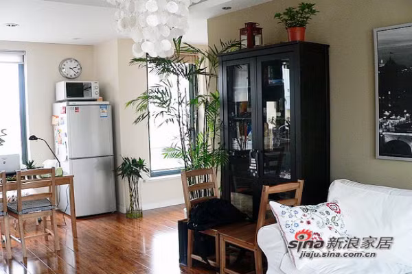 Trên nóc tủ lạnh không được đặt bất kỳ đồ điện khác. Nhiều gia đình vì tiết kiệm không gian mà đặt một số đồ điện nhỏ lên nóc tủ lạnh, xét về góc độ khoa học thì cách làm này không đúng. Xét về phong thủy thì mỗi một loại đồ điện sẽ có điện từ khác nhau và khí lưu sẽ làm ảnh hưởng đến khí trường xung quanh, sẽ có ảnh hưởng xấu đến sức khỏe và tài vận của gia chủ. 