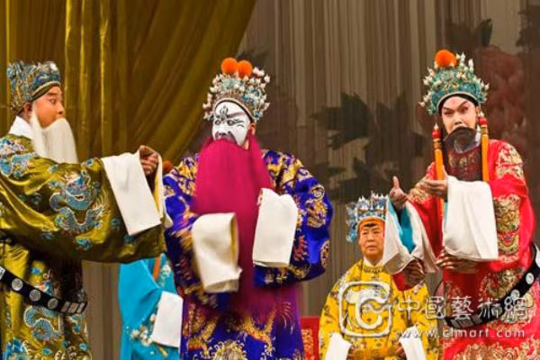 Thời Xuân Thu Chiến Quốc, mọi người gọi màu đỏ thắm (đỏ son) là "chu", đây là màu lễ phục của các chư hầu khi tham gia tế thần, màu đỏ nhạt mới gọi là “hồng”, tức là màu của thấp hèn chỉ dùng để làm nội y (lớp áo lót bên trong). Màu đỏ thắm nhận được sự yêu thích và sùng bái và trở thành màu đại diện cho thân phận cao quý. 