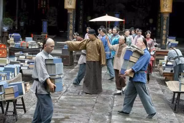 Ngoài những màu sắc trên dành cho hoàng gia, quý tộc thì trong xã hội cũng có màu dành cho lê dân, bá tánh. Ba màu xanh, trắng và đen là 3 màu mộc mạc, bình dị, bản thân vốn cũng không có được thuộc tính triết học như màu vàng và cũng không có đặc chất hiếm hoi để trở nên quý hiếm như màu tím cho nên những màu này thường dành cho bách tính lê dân hay nô bộc. Những bách tính thường dân trong thiên hạ bị gọi là “bạch thân”, những người suốt ngày phơi sương phơi nắng lao động lam lũ bị gọi là “lê dân”. 