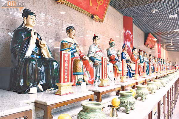 Trong nhà nên thờ cúng Thái Tuế để Thái Tuế nhận được sự tôn kính mà cảm thấy vui vẻ, cúng Thái Tuế nên cúng sau tết trước Nguyên Tiêu để có thể nhận được sự phù hộ cho cả một năm. 