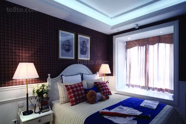 Phòng ngủ là nơi bạn sử dụng đến 1/3 thời gian trong ngày, vì vậy không được chất đồ linh tinh trong phòng ngủ mà nên dọn dẹp sạch sẽ, gọn gàng, quần áo cũng phải gấp hoặc treo ngăn nắp. 