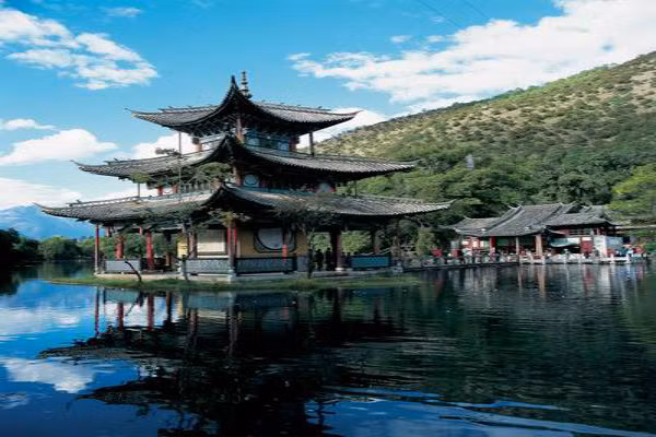6. Nhà bạn ở vào nơi có nước chảy qua. Có nhiều người có tiền nên thích xây nhà trên mặt ao, hồ vì kiểu thiết kế này sẽ rất đẹp, lại thơ mộng, nhưng trên thực tế thì kiểu thiết kế này phạm phong thủy, dễ khiến bạn phá sản. 