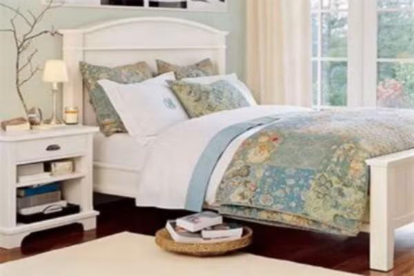 4. Giường ngủ có 3 mặt giáp tường. Một số gia đình vì muốn tiết kiệm không gian nên sẽ kê giường vào vị trí 3 mặt sát tường, như vậy sẽ đem đến cho người ngủ cảm giác gò bó, bị cầm tù mà trong nhà giường ngủ lại đại diện cho vị trí tối của tài vị, nếu tài vị bị gò bó thì đương nhiên tài vận không thể đến. 