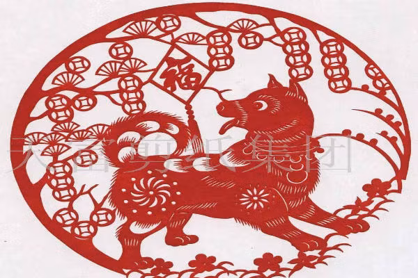 Tuổi Tuất: Sự nghiệp và tài vận của bạn trong năm nay có tiềm lực để thăng tiến phát triển, chỉ cần nỗ lực và an phận thì đường đi sẽ thuận. Tuy có tiềm lực để phát triển nhưng cũng cần phải cẩn thận khi hành sự thì tài vận mới ổn định. Hướng có lợi trong năm nay là hướng Tây Nam, hướng bất lợi là chính Tây, chính Đông. 