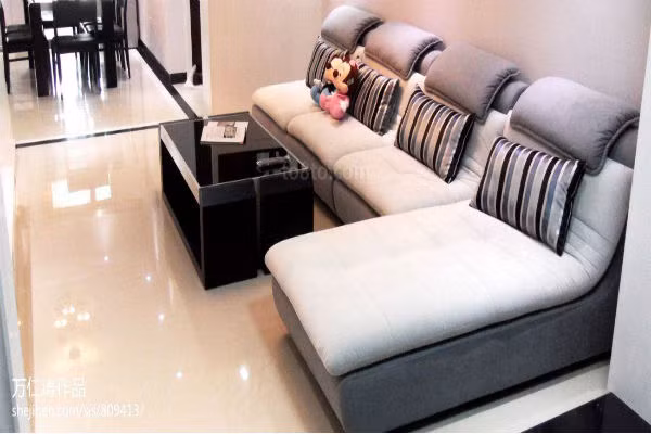 Sofa phải phải được dựa chắc chắn vào tường, không nên để phía sau là cửa sổ, cửa hay đường đi vì như thế mất thế kháo sơn, mất cảm giác an toàn và khó tụ nhân khí.