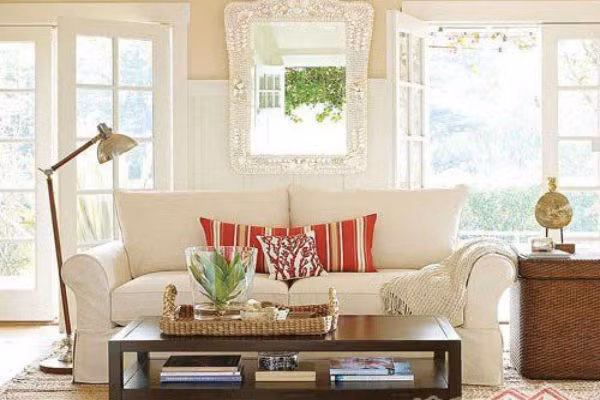 Phía sau ghế sofa không được có gương. Người ngồi đối diện có thể nhìn rõ gáy của người ngồi quay lưng lại gương sẽ không tốt. 