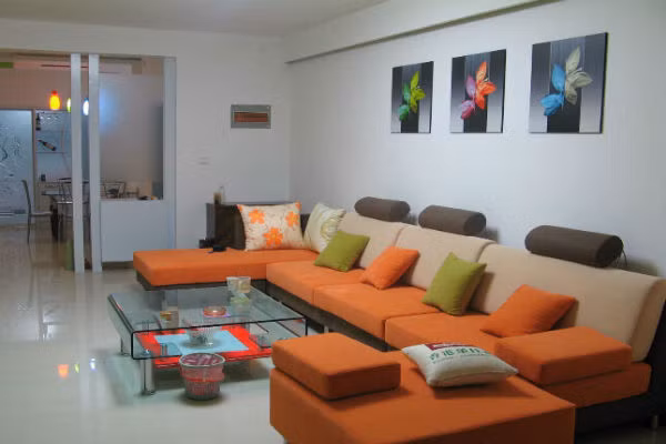  Bày sofa phải theo hình vòng không được bày thẳng. Vị trí của Sofa trong phòng khách được ví như cảng khẩu quan trọng vì thế cần nạp đủ nước mới có thể vượng được. Hai bên vai tựa của sofa giống như hai vai của con người còn chỗ hõm ở giữa chính là vị trí nạp khí phong thủy có thể giúp tàng phong tụ khí. 