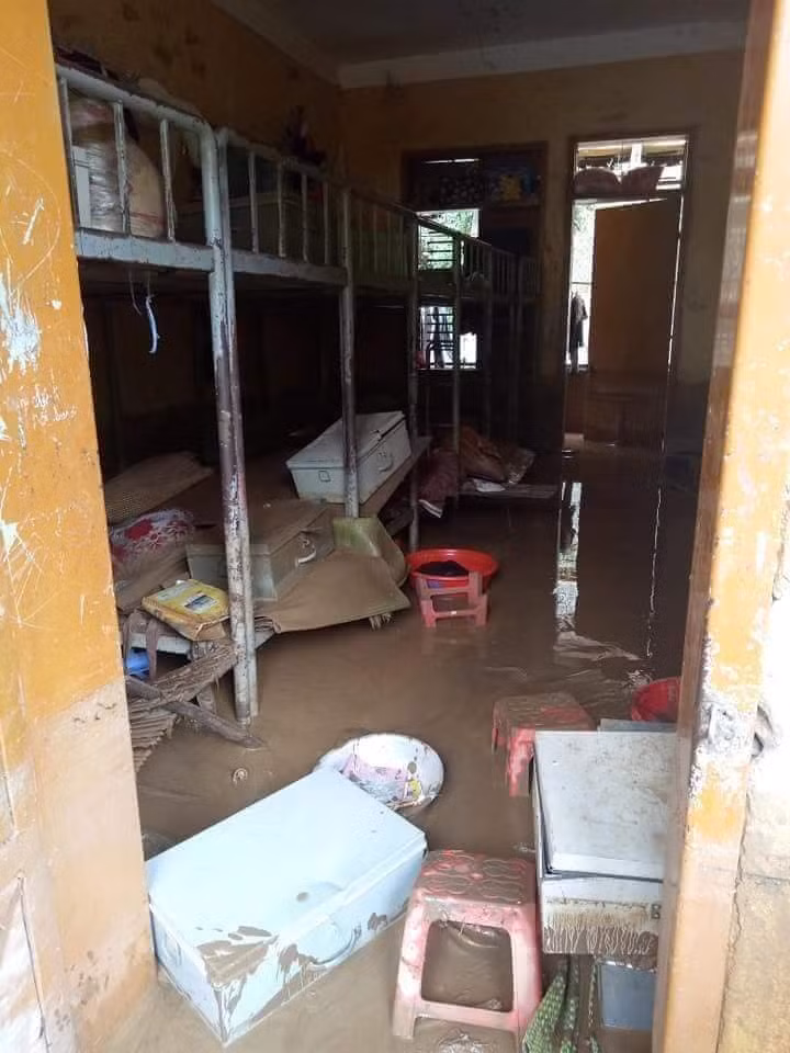 Nơi nghỉ ngơi cũng ngập bùn đất.