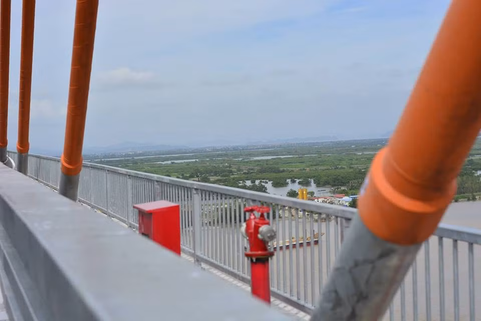 Dự án Cầu Bạch Đằng tổng chiều dài 5,4km, điểm đầu thuộc địa phận Đầm Nhà Mạc (Thị xã Quảng Yên, Quảng Ninh) và điểm cuối thuộc địa phận tại quận Hải An (TP Hải Phòng).
