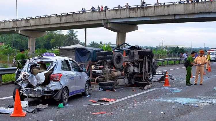 Hai ngay nghi le, 32 nguoi chet do tai nan giao thong
