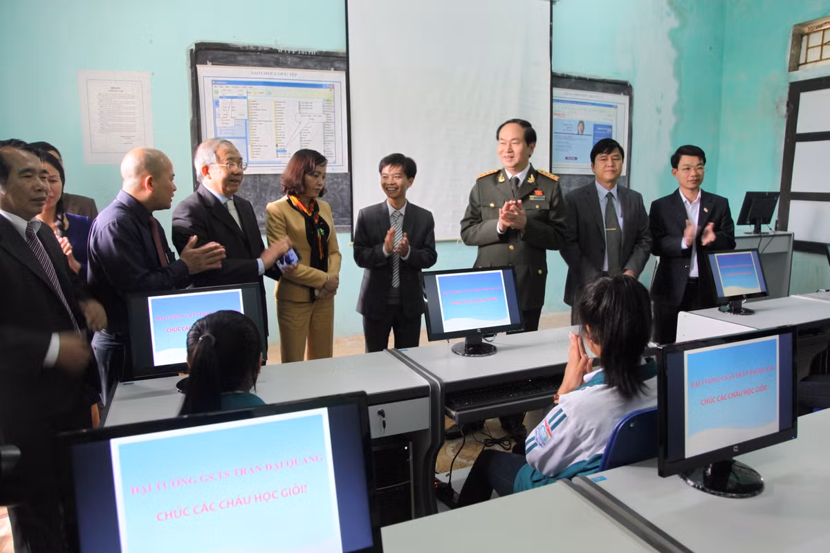 Ông cũng tặng các thiết bị dạy và học cho học sinh nhà trường năm 2014.