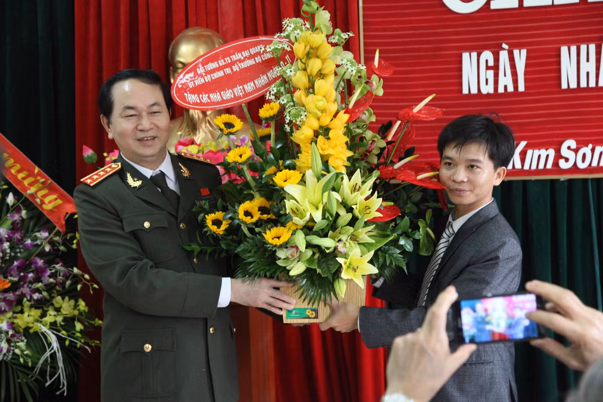 Bức ảnh Chủ tịch nước Trần Đại Quang khi còn làm Bộ trưởng Bộ Công an, nhân dịp về quê trong ngày Nhà giáo Việt Nam 20-11, đã ghé thăm trường THPT Kim Sơn B.