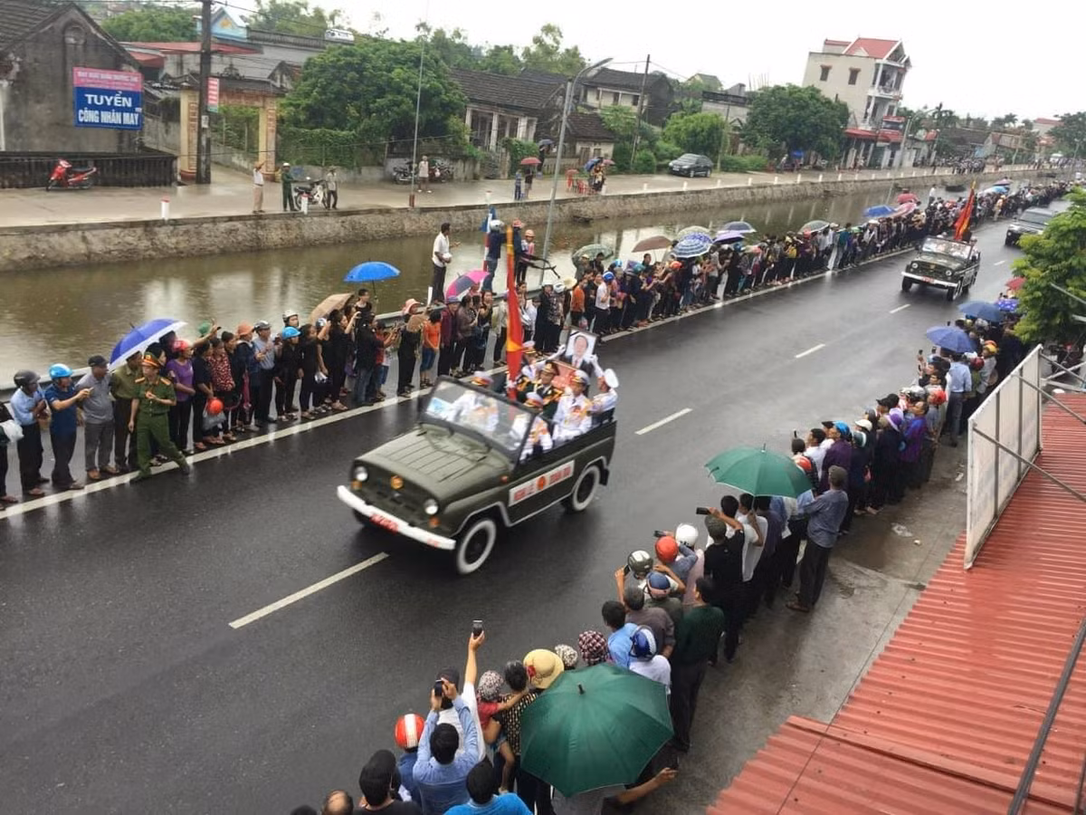 ... Họ đứng hai ven đường dẫn vào khu an táng.