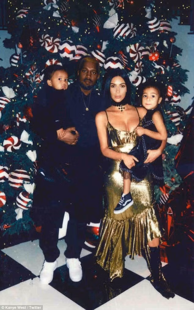 Trong khi đó, Kanye West khoe ảnh gia đình trong dịp Giáng sinh trên Twitter, đập tan tin đồn vợ chồng anh sắp ly hôn. (Ảnh: Twitter)