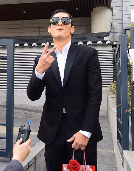 Thành viên nhóm G.O.D - Park Joon Hyung là một trong số ít khách mời đầu tiên có mặt tại lễ cưới. (Ảnh: Newsen)