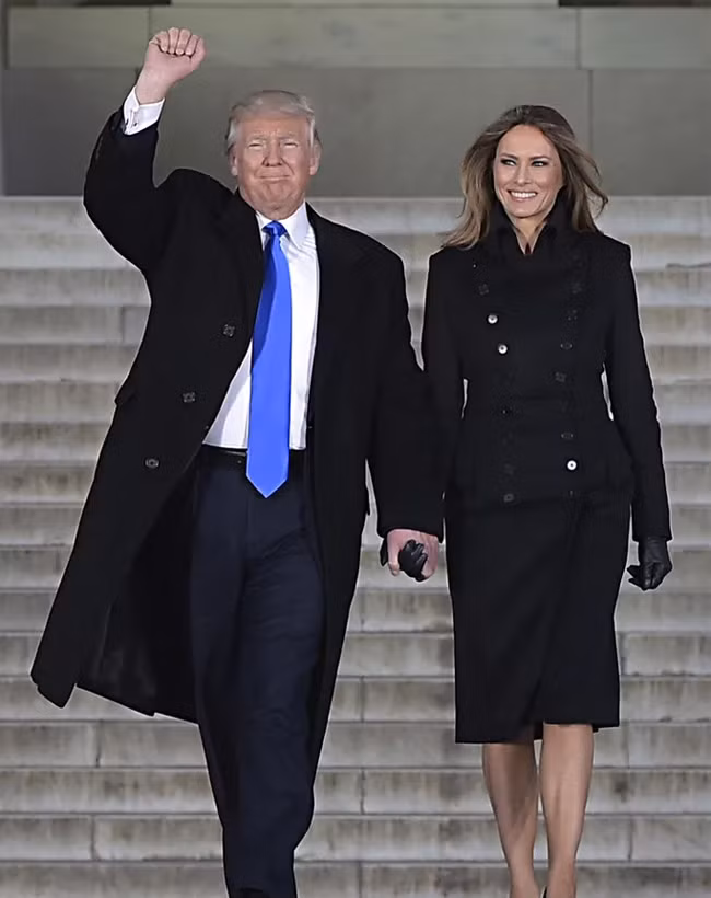 Chiếc áo dạ đen style kiểu quân đội của nhà thiết kế Norisol Ferrari được bà Melania Trump chọn mặc trong lễ đặt hoa lên mộ của những binh sĩ vô danh tại Nghĩa trang Quốc gia Arlington. (Ảnh: Getty)