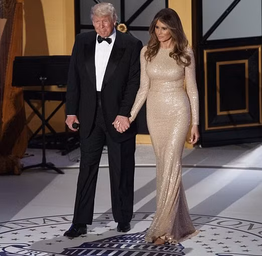 Bà Melania chọn chiếc đầm dạ hội lóng lánh Reem Acra để mặc trong buổi tiệc tối trước khi diễn ra lễ nhậm chức của ông Donald Trump. (Ảnh: Koko TV)