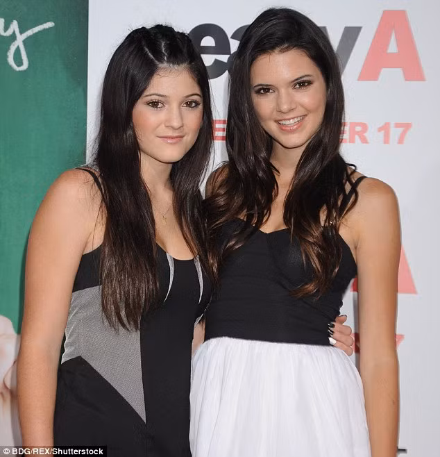 Nếu nhìn lại bức ảnh Kendall Jenner chụp với em gái Kylie Jenner năm 2010, rõ ràng thấy môi của cả hai ngôi sao truyền hình thực tế hiện tại đã dầy hơn trước rất nhiều. Tuy nhiên cả hai đều phủ nhận việc bơm môi. (Ảnh: REX)