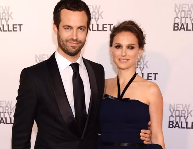 Chia tay bạn trai, nam ca sĩ Devendra Banhart vào tháng 9/2008, Natatie Portman bắt đầu hẹn hò nam diễn viên múa ballet Benjamin Millepied vào năm 2009. Hai người gặp nhau khi đóng phim Thiên nga đen, Benjamin là biên đạo múa cho bộ phim. Năm 2011 Natalie sinh con trai đầu lòng và đến đầu năm 2012 cô và Benjamin mới tổ chức đám cưới bí mật theo đạo Do thái ở California. (Ảnh: New York Daily News)