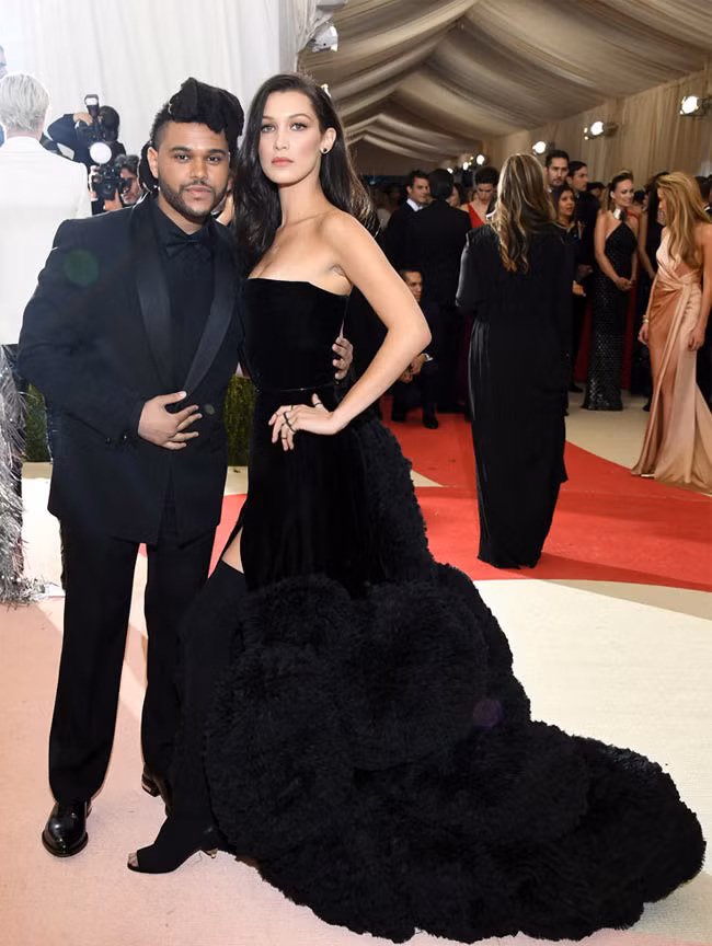 Tuy nhiên giọng ca Starboy đã chia tay người mẫu Bella Hadid từ tháng 11/2016 sau 2 năm hẹn hò. (Ảnh: E!)