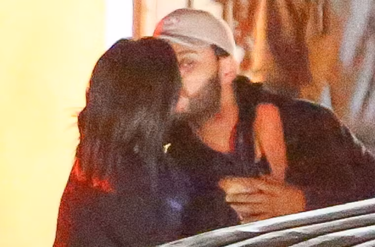 Cả hai hẹn hò khoảng 3 tiếng và trông Selena Gomez rất tươi tỉnh, vui vẻ, khác hẳn với hình ảnh của cô cách đây vài tháng khi phải vào trung tâm điều trị tâm lý. (Ảnh: TMZ)