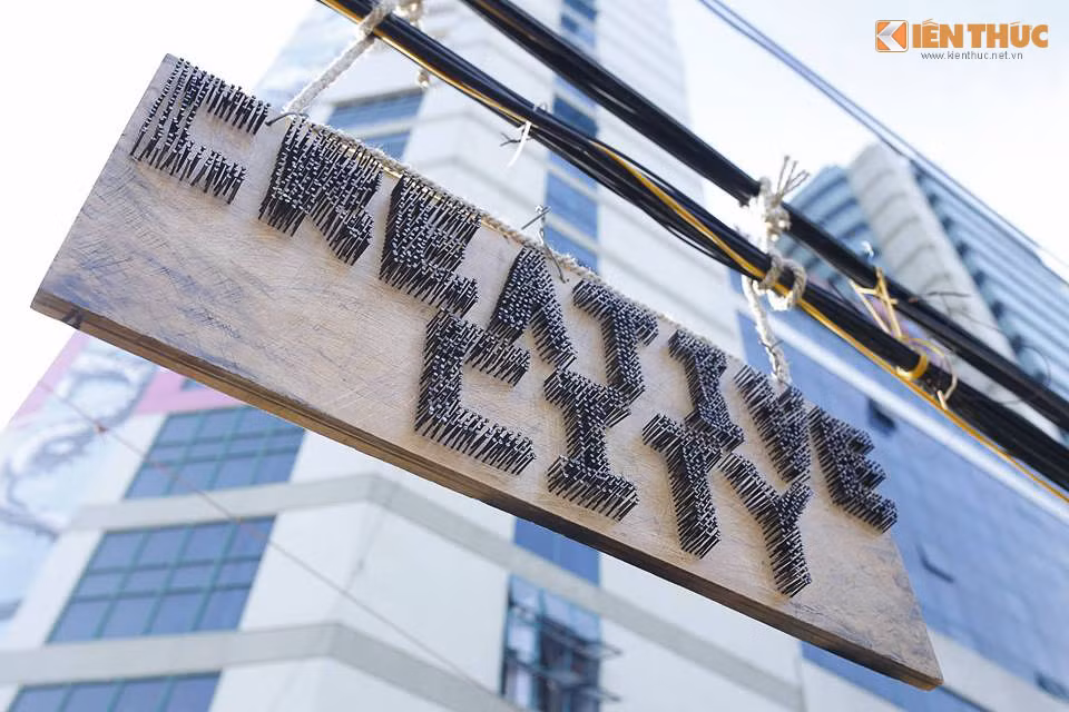 Creative City - khu tổ hợp, tụ điểm ăn chơi mới nổi, nức tiếng Hà thành dịp Tết Bính Thân năm nay cũng đóng cửa hoàn toàn. Các quán xá, cafe, các gian trò chơi bên trong treo thông báo, ngày giờ nghỉ Tết để các bạn trẻ, các vị khách quen nắm rõ.