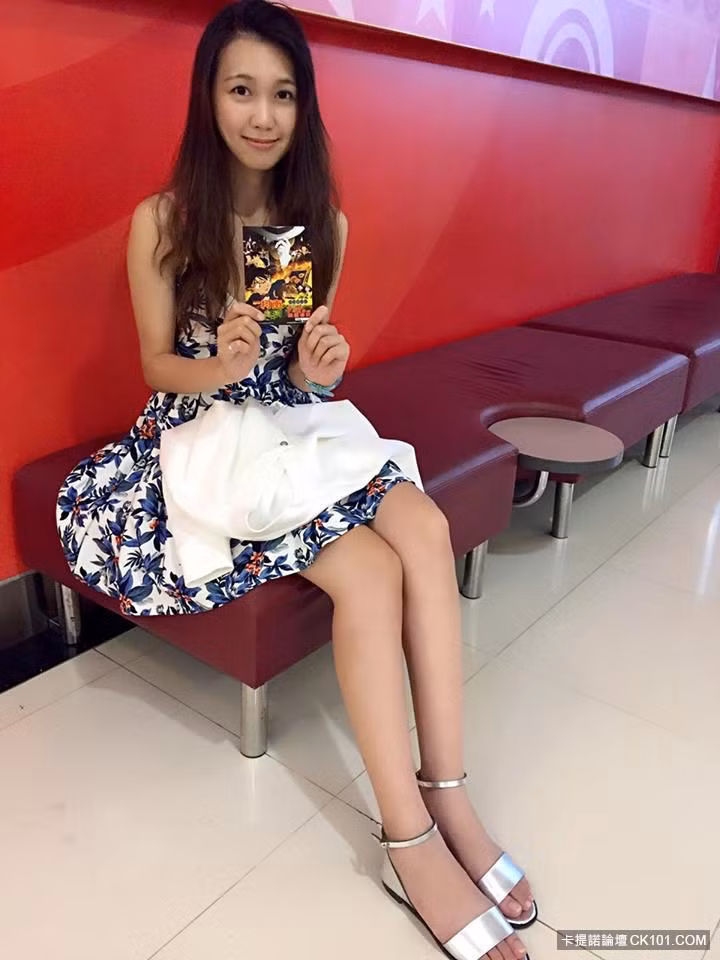 Khi Huang Yichun cởi bỏ bộ quân phục, diện những bộ cánh thời trang, váy áo nữ tính, đa phần mọi người đều nhận xét cô là một người mẫu, ca sĩ, diễn viên mà không phải cảnh sát.