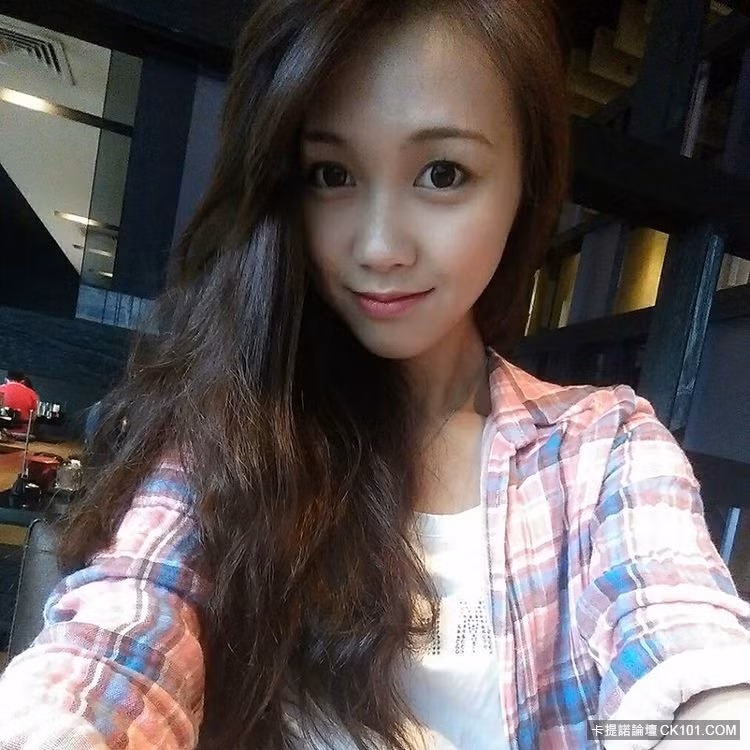 Được biết, ngoài giờ làm việc, Huang Yichun còn có sở thích chơi piano, chụp hình và đi du lịch cũng giống như nhiều cô gái cùng trang lứa. Được nhiều người quan tâm, khen ngợi, Huang Yichun luôn tỏ ra rất vui, biết ơn… Cô nàng cho biết không có ý định tiến thân vào showbiz mà chỉ muốn tập trung, làm tốt nhất công việc của mình ở hiện tại.