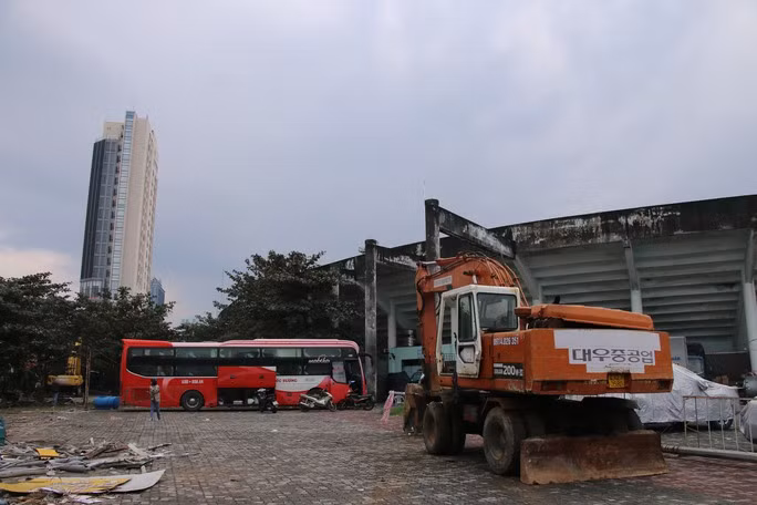 Hàng loạt căn nhà nằm trong phạm vi sân vận động Chi Lăng đang được giải tỏa để bảo đảm thi hành bản án số 30/2017/HSPT ngày 24/1/2017 của TAND Cấp cao tại TP HCM, bàn giao mặt bằng "sạch" cho Cục Thi hành án dân sự. (Ảnh: Người lao động).