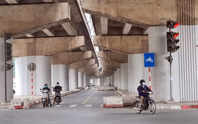 Cây cầu này được kỳ vọng sẽ giảm tải lưu lượng giao thông cho nút giao Nghiêm Xuân Yên - Nguyễn Hữu Thọ - Giải phóng và nút giao Hoàng Liệt. Thế nhưng, trước những thực tế đang diễn ra nhiều người dân không khỏi xót xa, cho rằng nếu cầu không được đưa vào vận hành, khai thác triệt để sẽ gây lãng phí, thất thoát ngân sách.