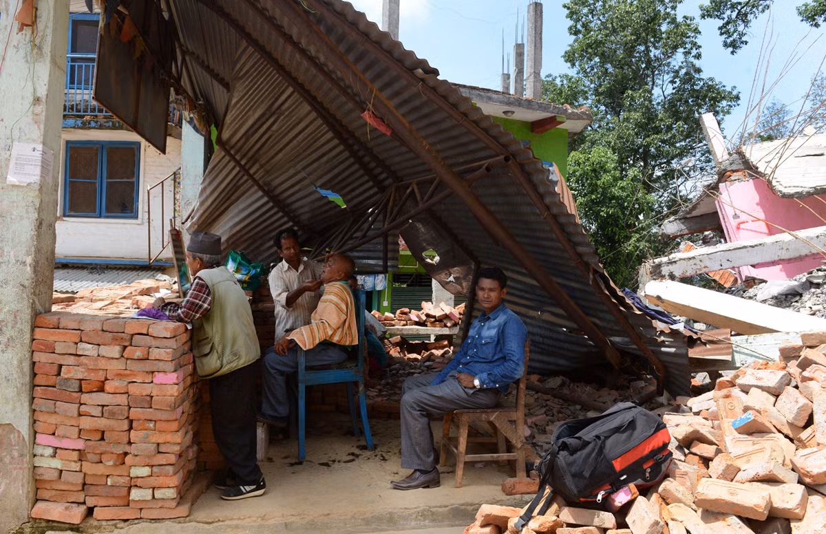 Cái lán tạm bợ ở Chautara, cách Kathmandu khoảng 40 km về phía đông bắc, là nơi làm việc của một thợ cắt tóc Nepal.
