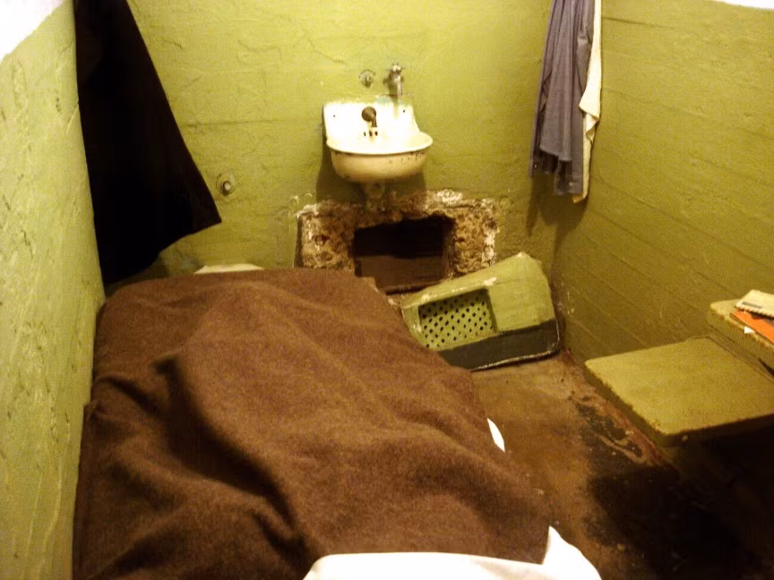10. Vụ vượt ngục Alcatraz: Nằm trên một hòn đảo ở Vịnh San Francisco, Alcatraz là nơi giam giữ những tội phạm khét tiếng nhất lịch sử nước Mỹ. Tháng 6/1962, Frank Lee Morris, cùng hai tù nhân đã đào một lỗ trên tường nhà giam bằng thìa ăn và trốn khỏi nhà tù Alcatraz. Sau đó, ba tù nhân này dùng một chiếc bè làm bằng áo mưa đi ra biển và biến mất.