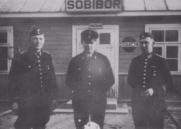 9. Cuộc nổi dậy Sobibo: Trong Chiến tranh Thế giới thứ 2, trại giam Sobibor được Đức Quốc xã sử dụng làm nơi giam giữ gần 250 nghìn người Do Thái và tù binh Liên Xô. Tháng 10/1943, hai tù nhân Leon Feldhendler và Alexander Pechersky đã dẫn đầu gần 600 tù nhân tiến hành một cuộc nổi dậy, trốn thoát khỏi nhà tù.