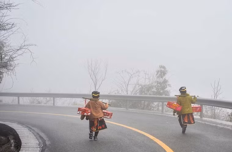 Người dân địa phương trở về nhà mang theo nhiều thực phẩm dành cho năm mới.