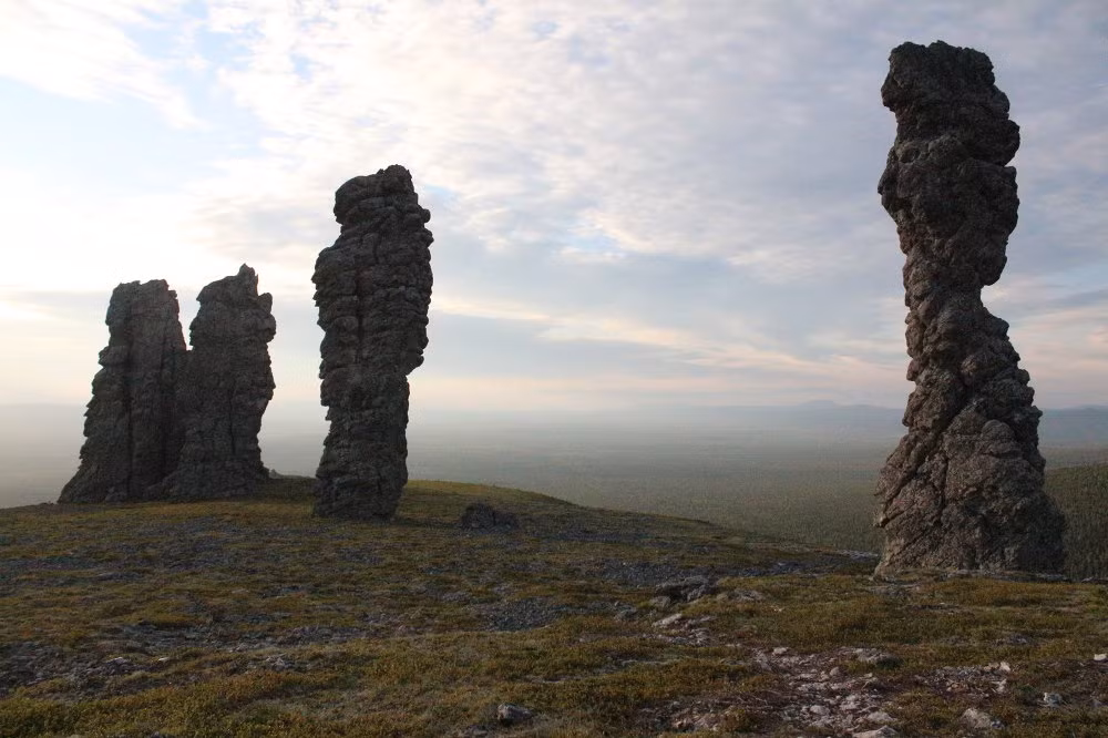 Bạn có thấy những tượng đá này giống công trình bãi đá cổ Stonehenge ở Anh? Trên thực tế, những tượng đá này là một trong bảy kỳ quan của Nga.