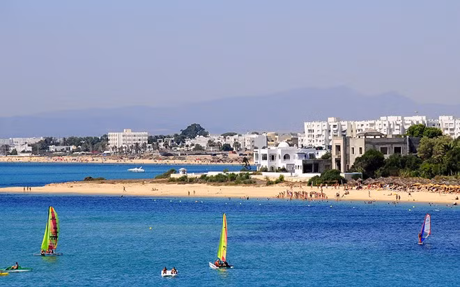 Tunisia: Tusinia là một trong 10 khu vực nguy hiểm nhất thế giới. Bộ Ngoại giao Anh khuyến cáo công dân nước họ tránh tới Tunisia sau khi một phần tử Hồi giáo cực đoan gây ra vụ xả súng kinh hoàng tại quốc gia châu Phi tháng trước khiến 38 người, trong đó 30 người Anh, thiệt mạng.