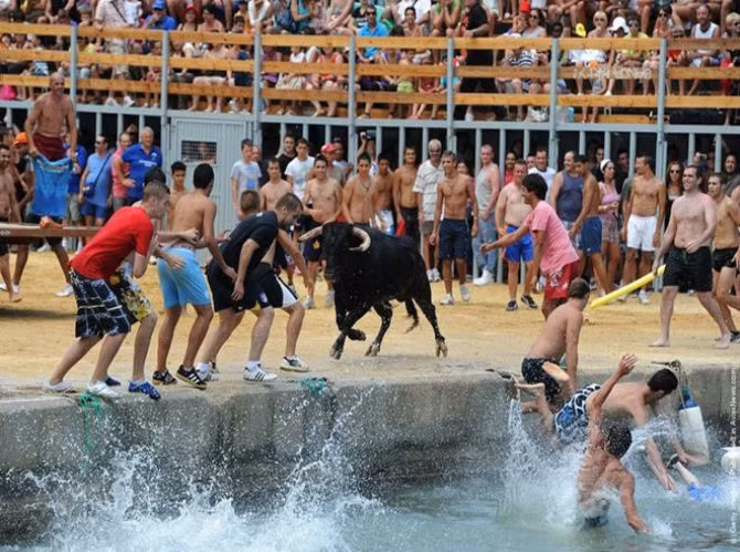 "Chạy đua với bò tót" là trò chơi nổi tiếng nhất diễn ra trong Lễ hội San Ferrmin ở thành phố Pamplona, Tây Ban Nha.