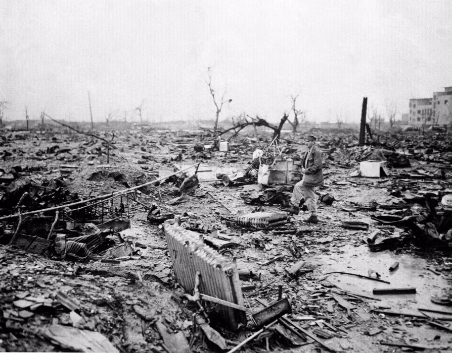 Phóng viên này đến thăm một khu vực ở thành phố Hiroshima bị tàn phá một tháng sau vụ ném bom nguyên tử ngày 6/8/1945.