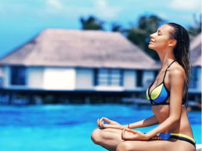 Họ cũng dành thời gian tập yoga...