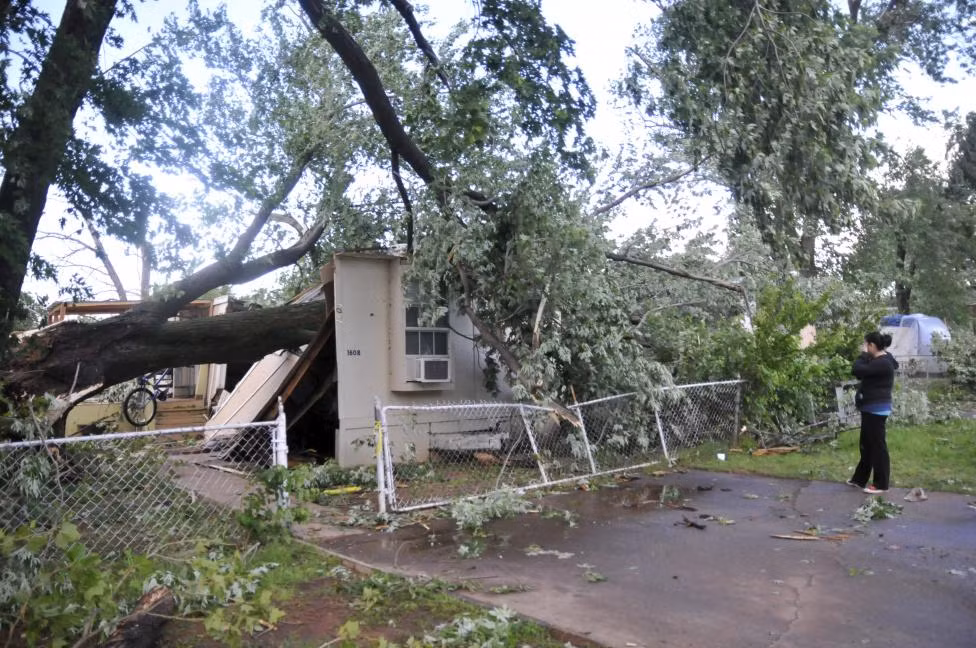 Cảnh tượng tang thương ở Apollo Mobile Home Park, Oklahoma sau cơn bão khi nhà cửa đã bị phá hủy bởi những cây cổ thụ bị quật ngã.