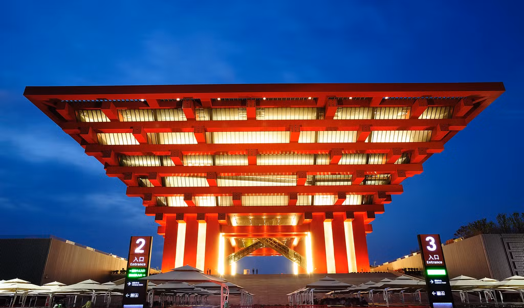 China Pavillion (Thượng Hải) - Công trình trị giá khoảng 220 triệu USD. Công trình này lấy cảm hứng từ vương miện Trung Quốc cổ đại.