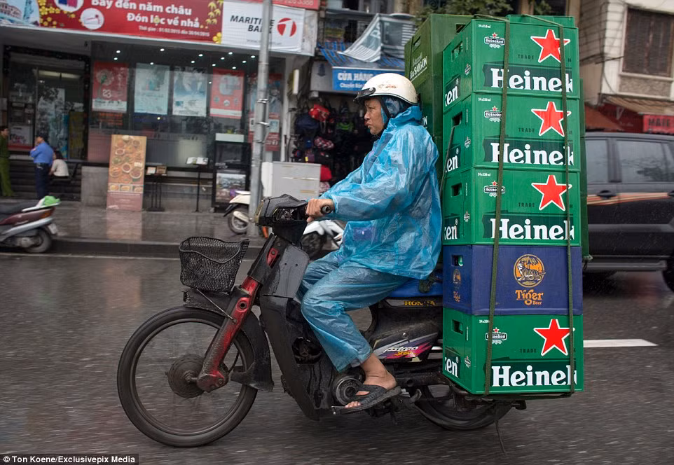 Xe máy là phương tiện được sử dụng phổ biến ở Việt Nam. Trong ảnh, người đàn ông đang chở nhiều két bia trên xe.