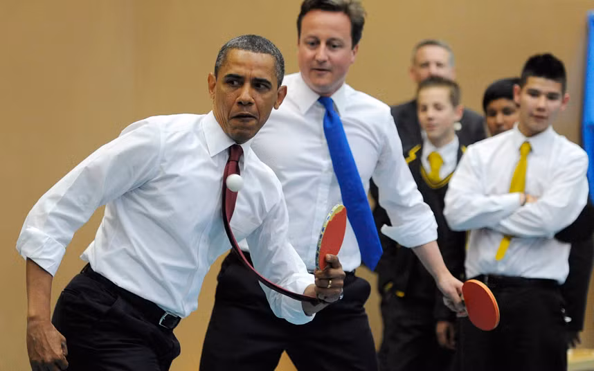 Tổng thống Obama chơi bóng bàn cùng Thủ tướng Anh David Cameron ở London năm 2011.