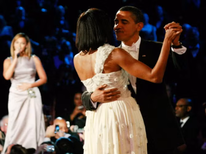 Tổng thống Obama khiêu vũ cùng vợ, Đệ nhất phu nhân Michelle Obama, ngày 20/1/2009.