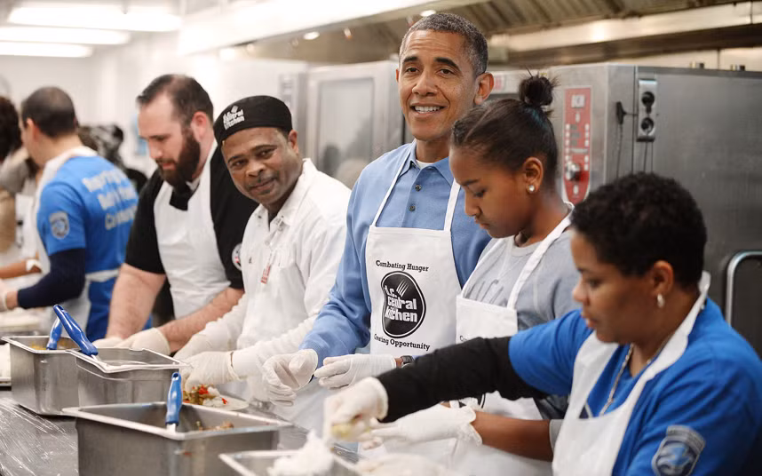 Tổng thống Obama cùng con gái Sasha vào bếp chuẩn bị bữa ăn cho người nghèo, người vô gia cư ở Washington DC nhân Ngày Martin Luther King.