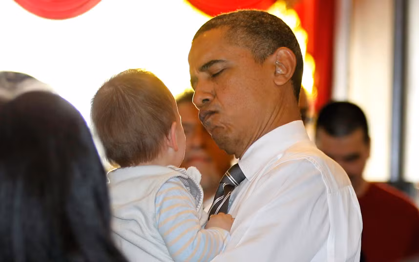 Tổng thống Mỹ Obama đang dỗ một em bé ở nhà hàng Trung Quốc Great Eastem, San Francisco năm 2012.