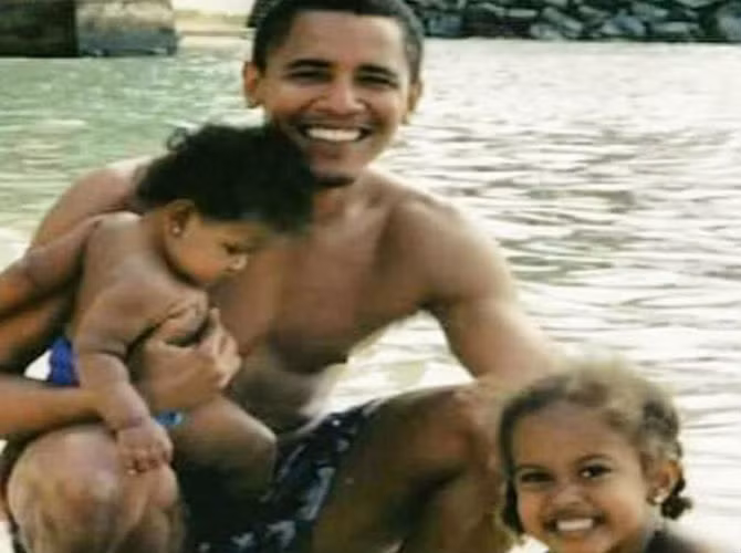 Barack Obama chụp ảnh cùng hai con gái Malia và Sasha trong một chuyến đi nghỉ mát cùng gia đình.