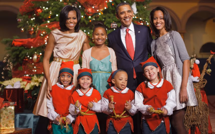 Gia đình Tổng thống Mỹ Barack Obama chụp ảnh cùng các em nhỏ nhân dịp lễ Giáng sinh.